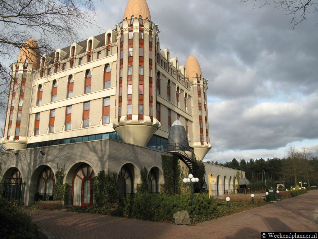 Vlakbij de ingang staat het Eftelinghotel. Achter dit sprookjesachtige viersterrenhotel ligt het vakantiepark Efteling Bosrijk. Hier kun je overnachten in één van de vakantiehuizen en appartementen.Tip: De hotels en vakantieparken bij de Efteling.